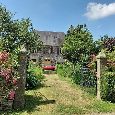 مبيت وإفطار Isigny-le-Buat Le Petit Manoir المظهر الخارجي الصورة