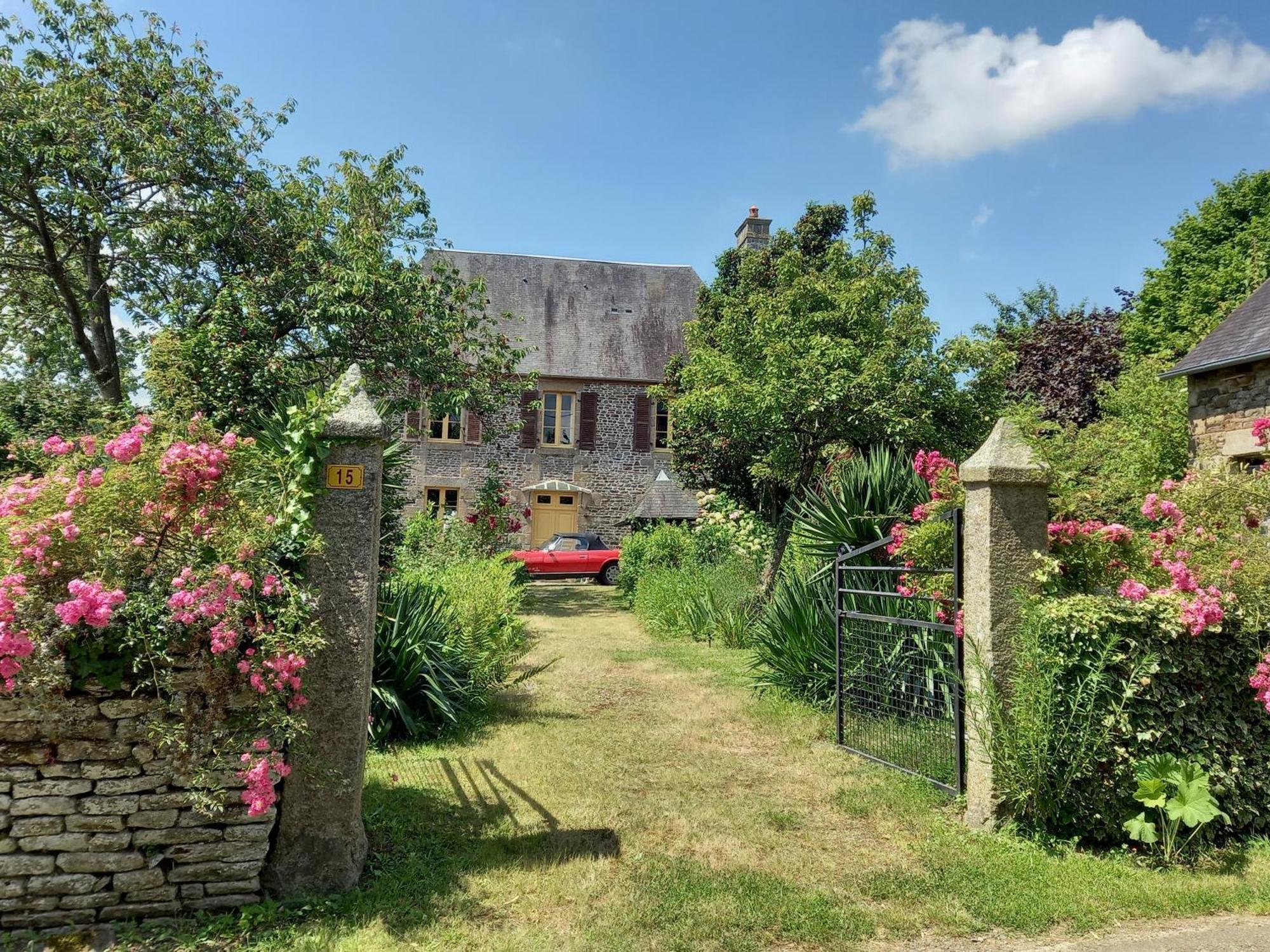 مبيت وإفطار Isigny-le-Buat Le Petit Manoir المظهر الخارجي الصورة