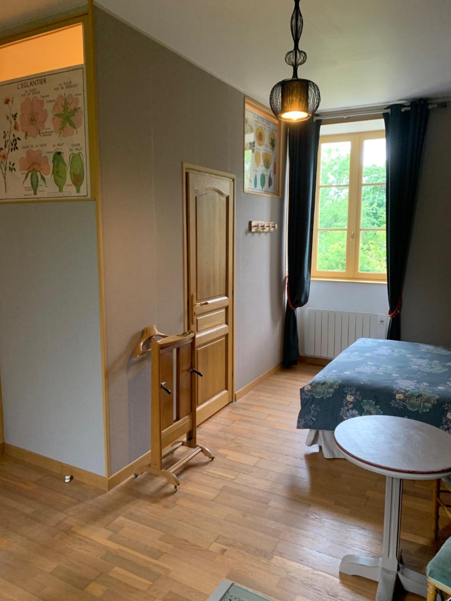 مبيت وإفطار Isigny-le-Buat Le Petit Manoir المظهر الخارجي الصورة